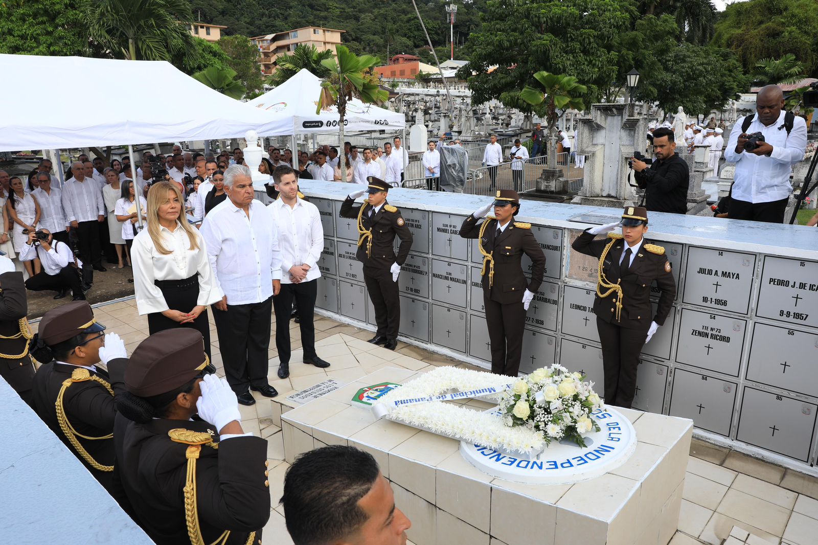 Presidente Y Autoridades Rinden Honores A Los Difuntos En El Cementerio